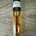 Top notes are Aldehydes, Coriander, Lily, Tuberose, Ylang-Ylang, Lemon, Raspberry and Peach; middle notes are Honey, Carnation, Lily-of-the-Valley, iris, Orris Root, Jasmine and Rose; base notes are Oakmoss, Sandalwood, Styrax and Cedar.