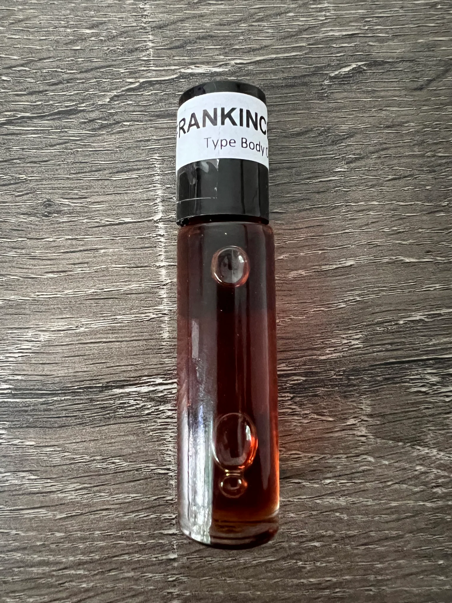 Frankincense Body Oil The smell of frankincense varies both by species as well as soil and even weather conditions. However, in general, it could be described as aromatic, musty pine with notes of citrus and spice. It's an austere, earthy scent somewhat similar to rosemary.